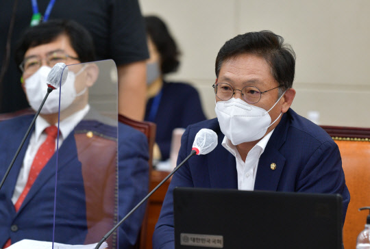 배진교 정의당 원내대표가 지난 1일 국회 정무위원회의 국정감사에서 발언하고 있다. 사진기자단=연합뉴스